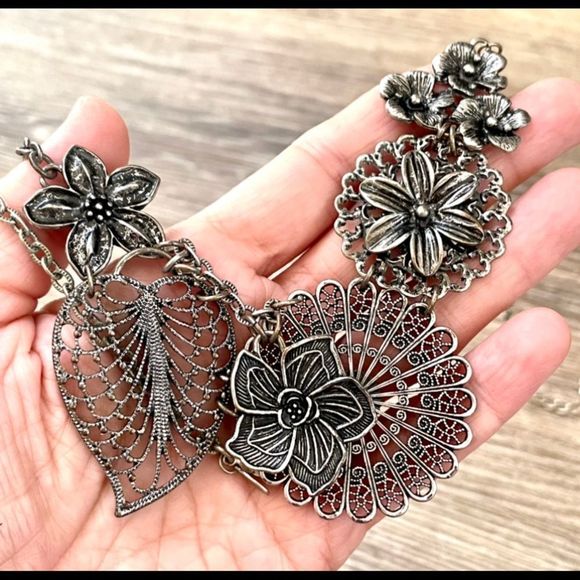 Premier Designs Silver Floral Necklace - Picture 10 of 13